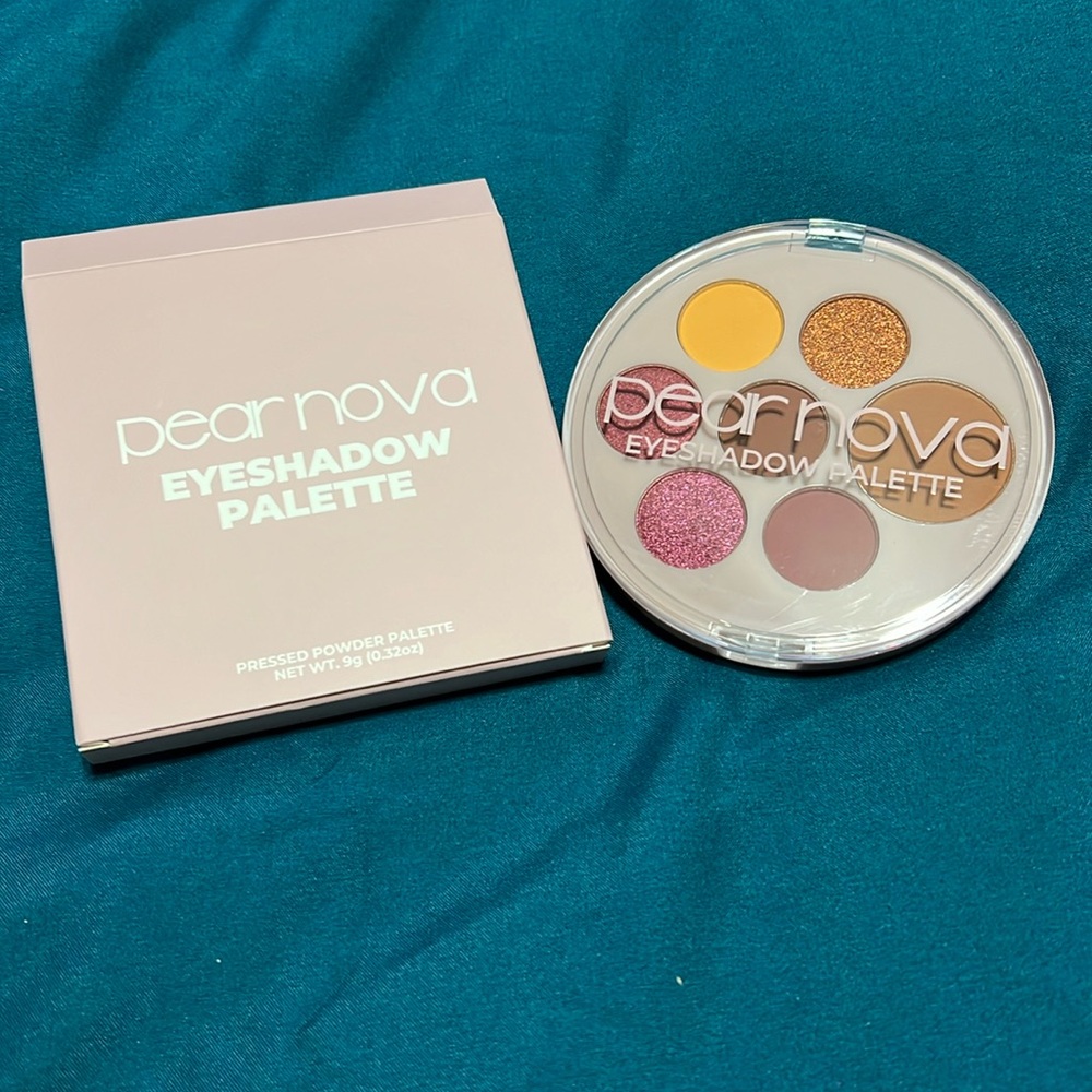 BRAND NEW pearnova eyeshadow palette.
